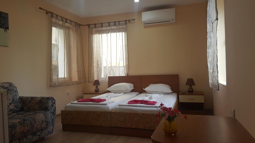 Cathedral Guesthouse Varna Extérieur photo