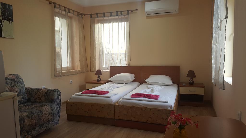 Cathedral Guesthouse Varna Extérieur photo